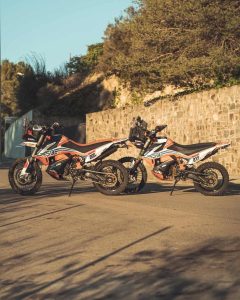 Vinilos-adhesivos-KTM-790-890-SBrally_vista-dos-motos-izquierda