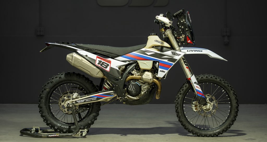 KTM EXC 500 2024
Kit Ultralight de RebelXSports
Amortiguador de dirección Scotts
Navegación digital Carpe V4C + mando URSAE Rally
Depósito y paramanos Acerbis
• Manillar Renthal Fat Bar + Puños ProGrip
• Estriberas S3 HardRock
• Tapizado de asiento SelleDallaValle x RebelXSports
• Portabultos SBRally “Enduro”