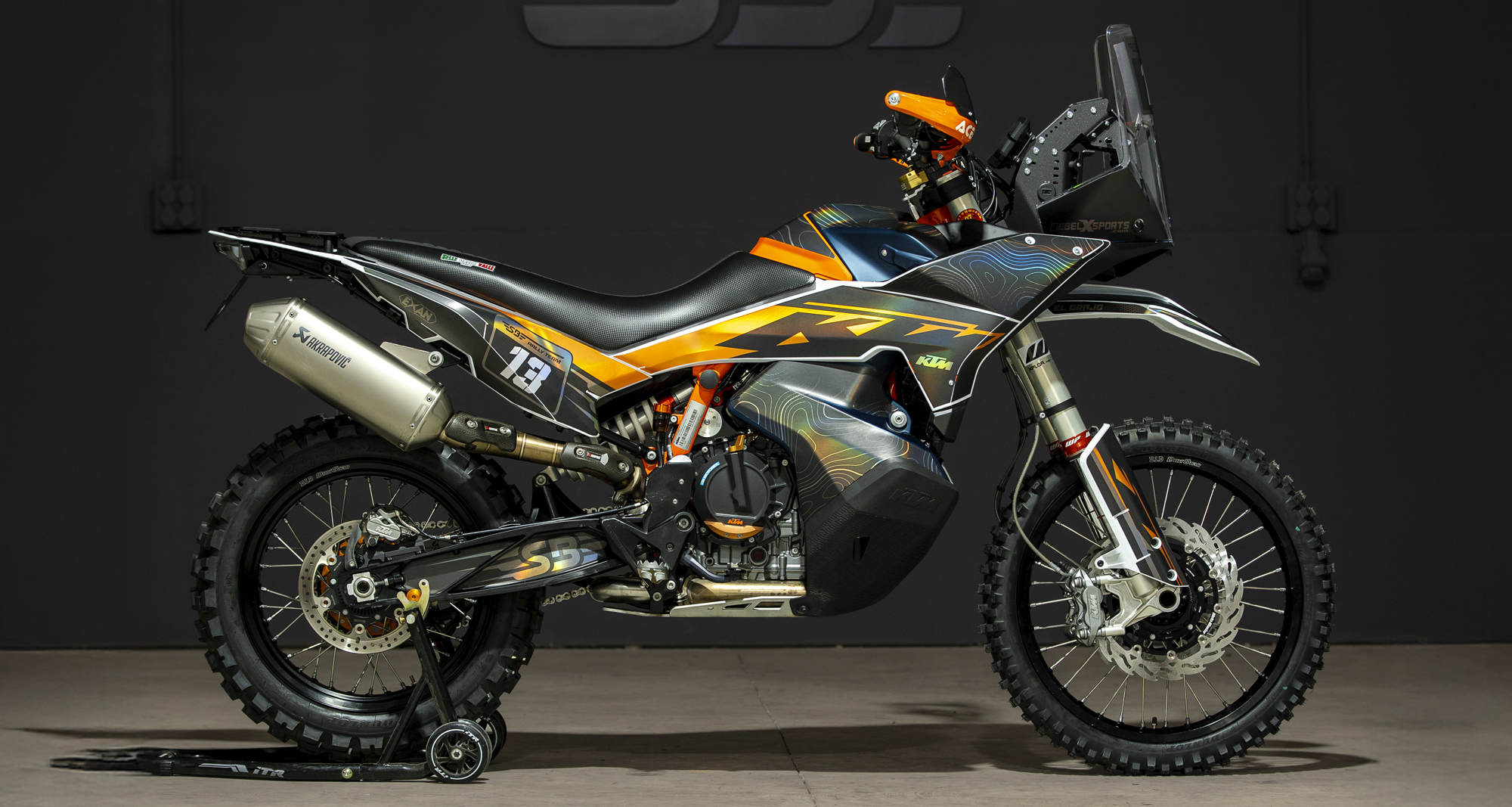 KTM 890 Rally preparación rally raid con estética dakariana y vinilos personalizados