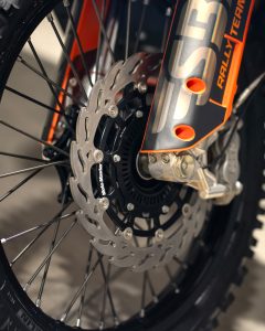 discos Moto-Master Flame Series SBrally montado en KTM 890 Vista lateral