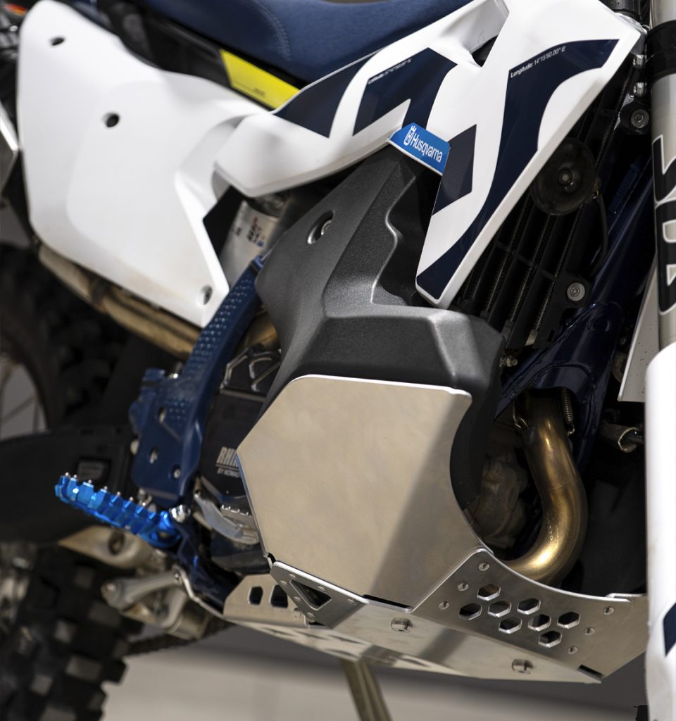 Husqvarna-501-FE-2026-x-SBRally_depósitos-rally
