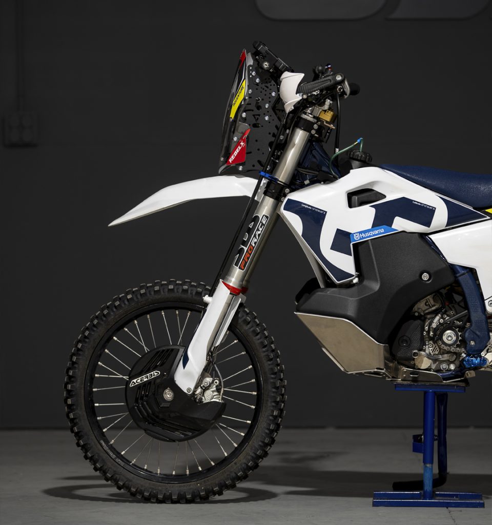 Husqvarna-501-FE-2026-x-SBRally_lateral