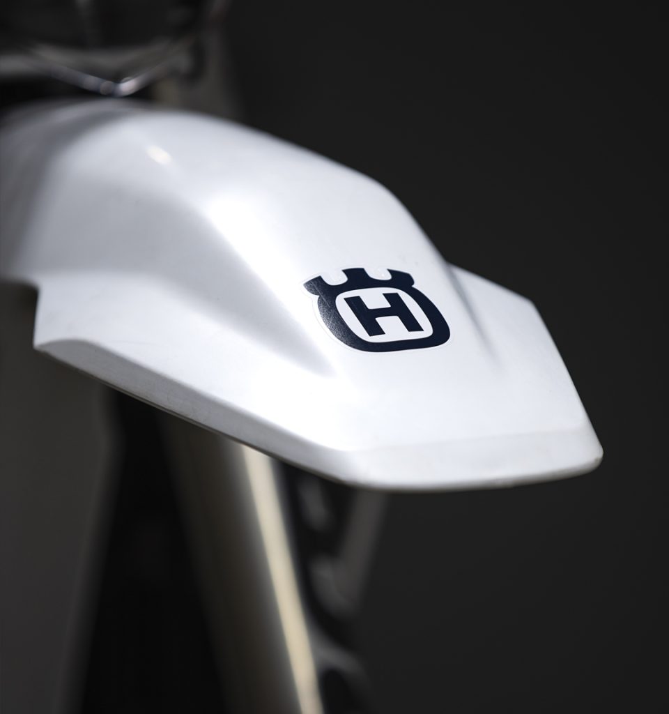Husqvarna-501-FE-2026-x-SBRally_logo