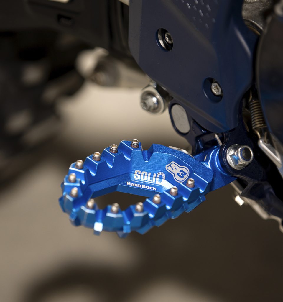 Husqvarna-501-FE-2026-x-SBRally_striberas-footpegs-s3