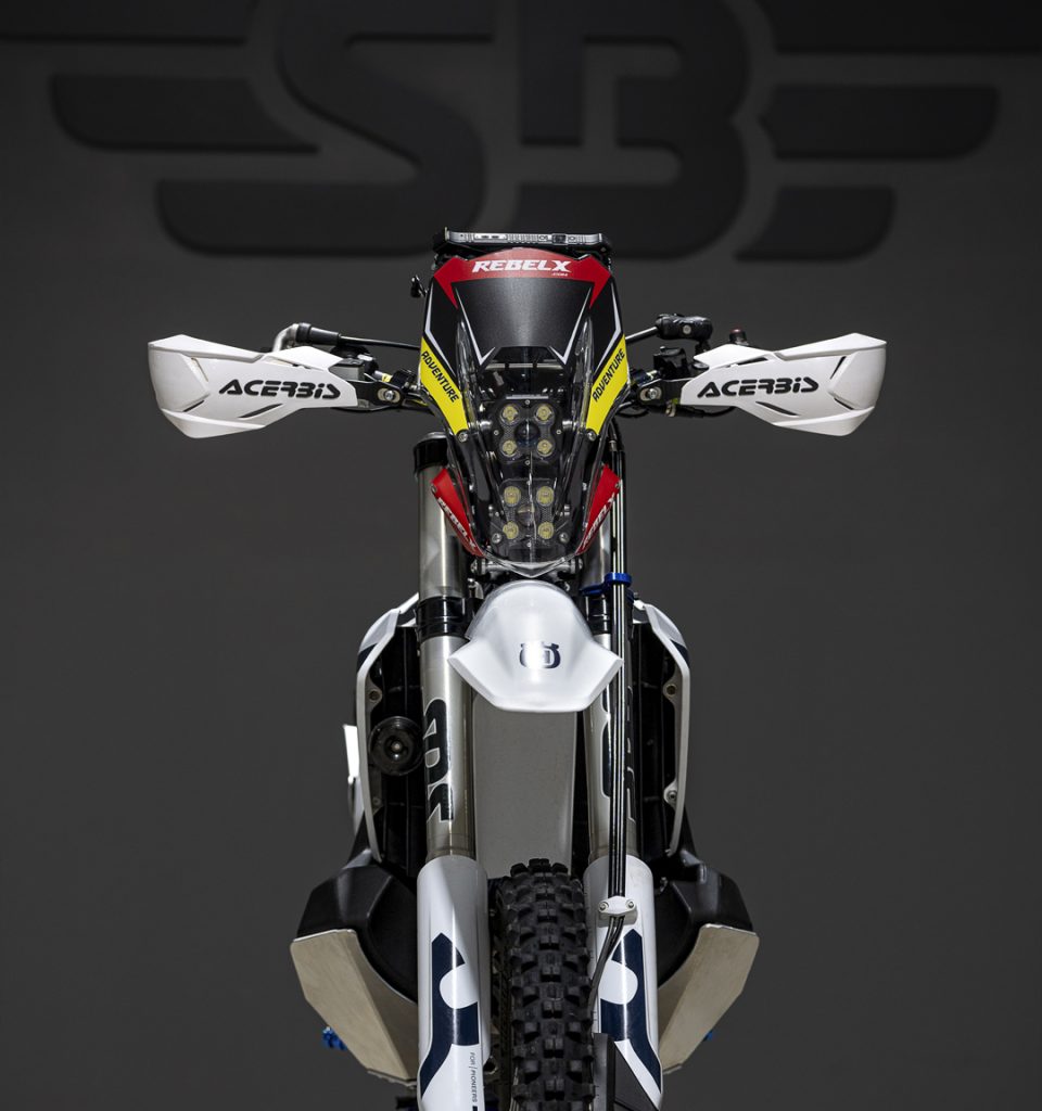Husqvarna-501-FE-2026-x-SBRally_vista-frontal