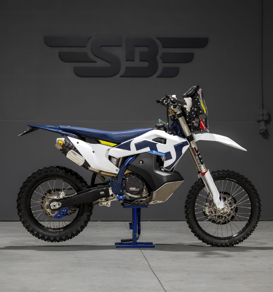 Husqvarna-501-FE-2026-x-SBRally_vista-lateral