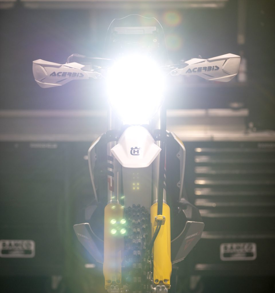 Husqvarna 450 FE SBRally_Kit Rebel Ultralight Front View Lights